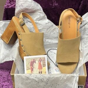 NIB INDIGO ROAD SANDALS 9 MED TAN
